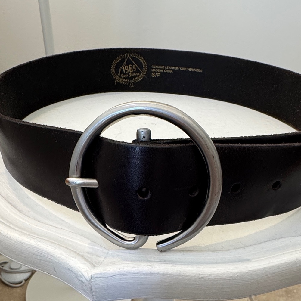 Round Buckle Black Leather Belt — 1969 Denim Co.